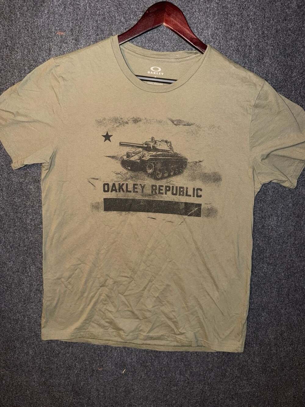 Oakley Republic Tank Graphic T-Shirt Olive Green Size XL
10-0152